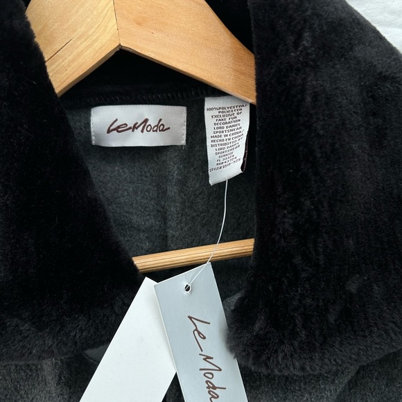 Le Moda Buckle Wrap Cape Heather Gray Faux Fur Collar Pockets One Size NWT - Picture 4 of 5